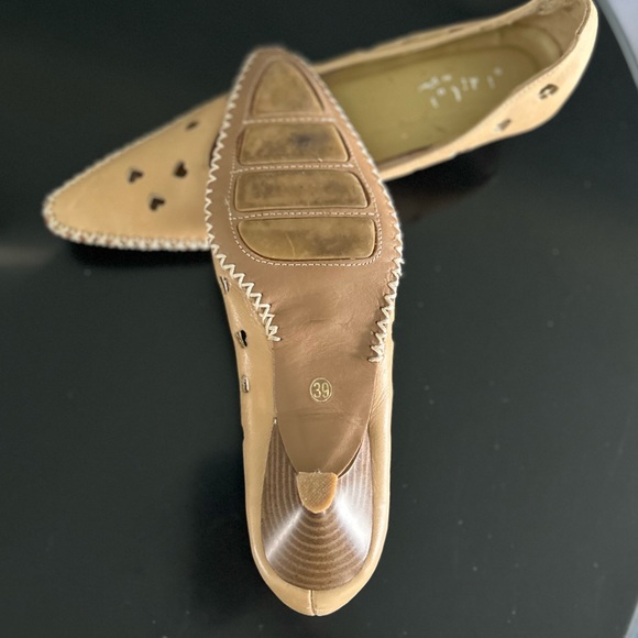 Lei di lui by Gio - Tan kitten heel shoes with heart cut outs - EU Size 39 - Picture 3 of 3